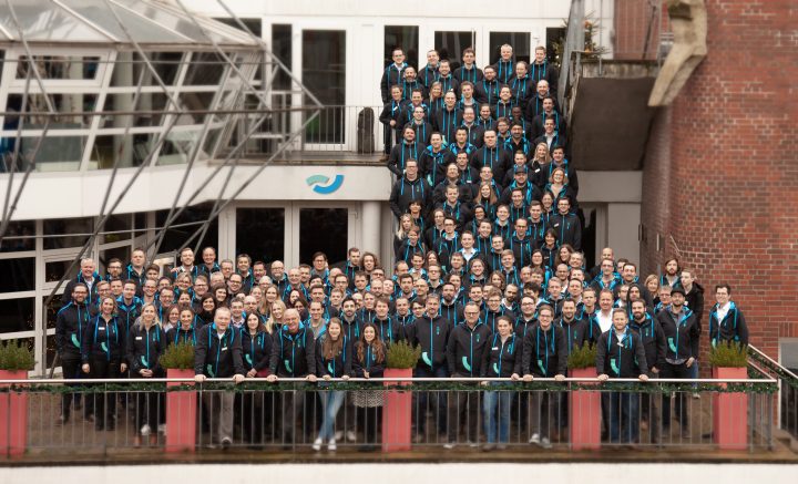Teamfoto von ca. 200 ISR Mitarbeitern