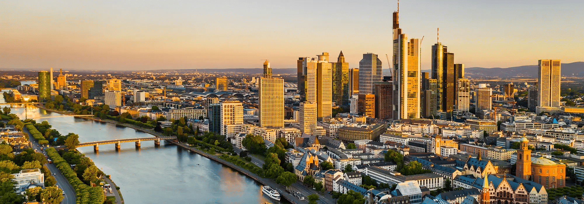 Skyline von Frankfurt am späten Nachmittag (Sonnenuntergang)