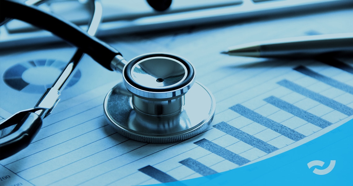 Branchenbild für Krankenversicherungen. Stethoskop liegt auf einem Blatt Papier auf dem ein Balkendiagramm zu sehen ist. Im Hintergrund liegt ein Kugelschreiber.