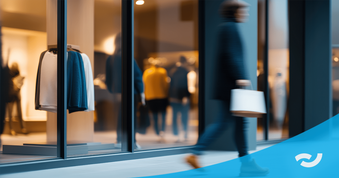 Branchenbild für Modeindustrie. Kleiderkrank mit ordentlich sortierten Jacken und Pullovern