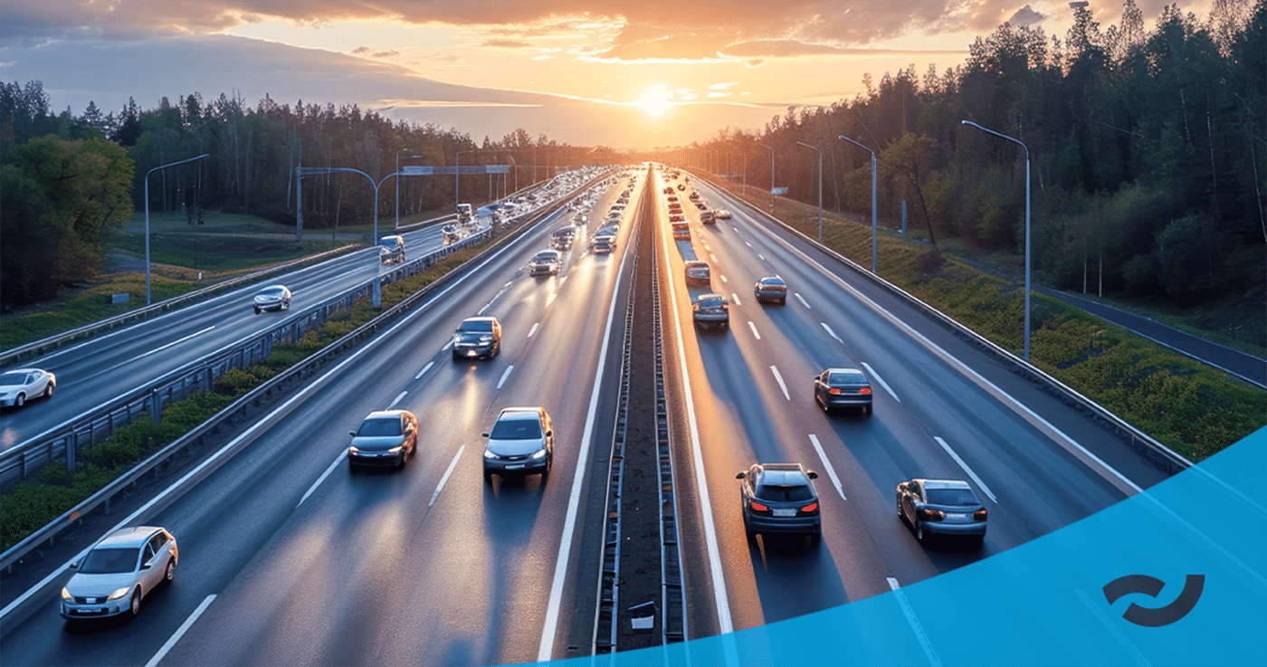 Branchenbild für Mobilitätsdienstleister - Straße im halbdunklen und man sieht schnell fahrende Autos, da teilweise nur die Lichter zu sehen sind.