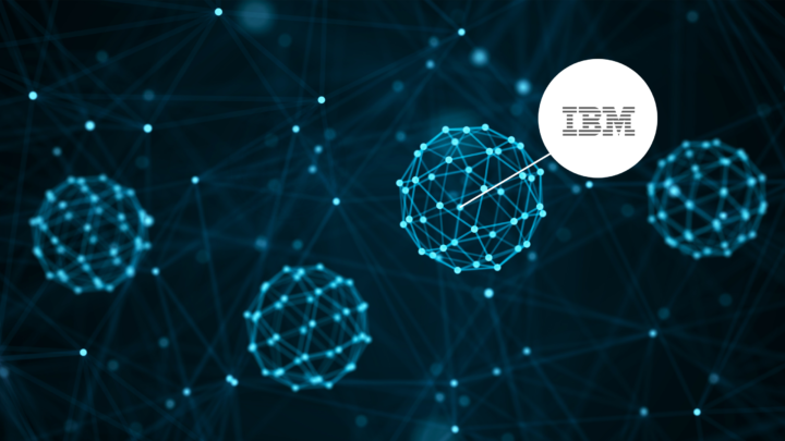 IBM Logo vor blauem Hintergrund