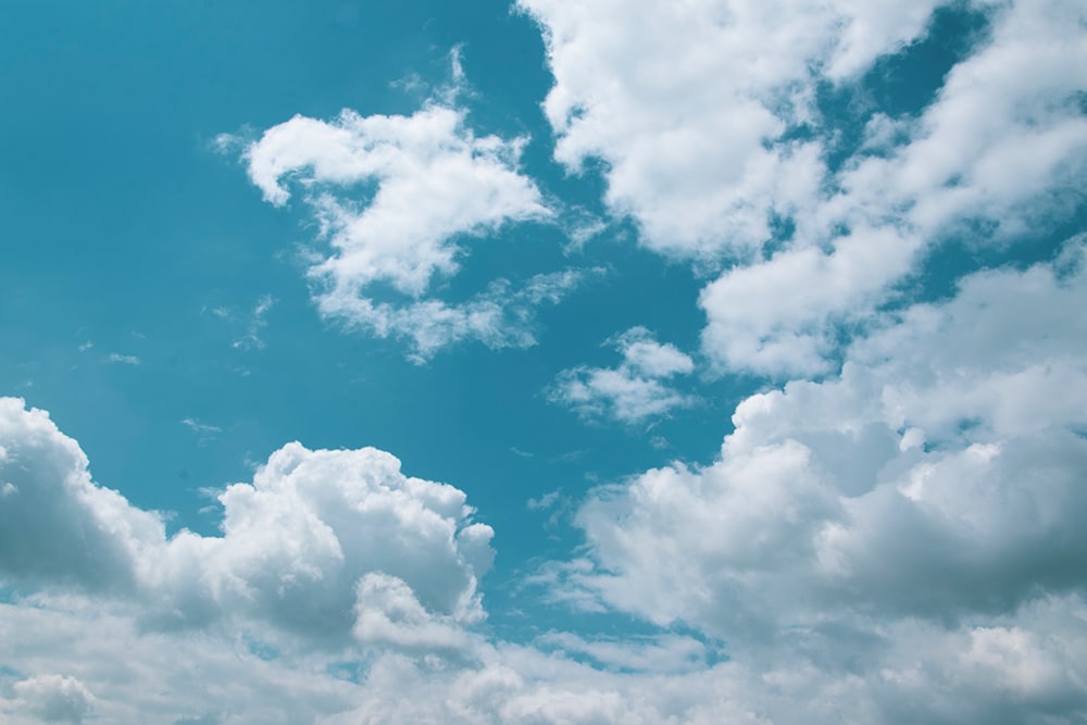 Blauer Himmel mit Wolken