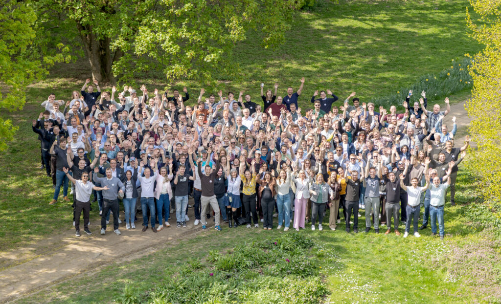 ISR Gruppenbild auf der Wiese